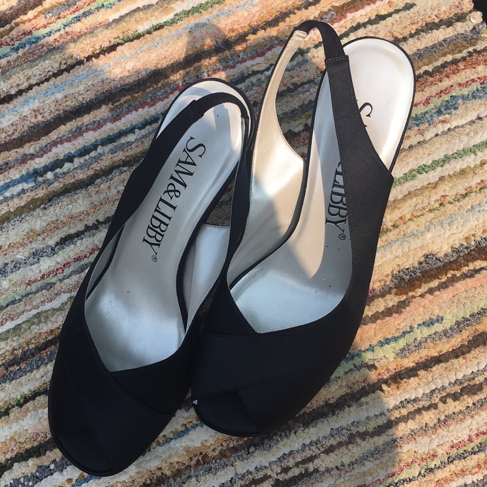 BNWT dark blue satin sandals (Sam&Libby)size 8